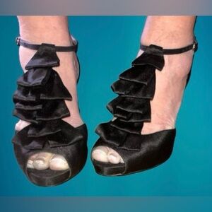 Audrey Brooke satin/leather sole shoe, size 9M